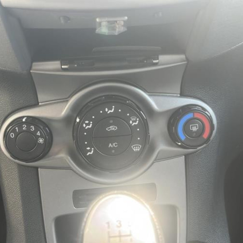 Poignee porte avant gauche FORD FIESTA 6 Photo n°19