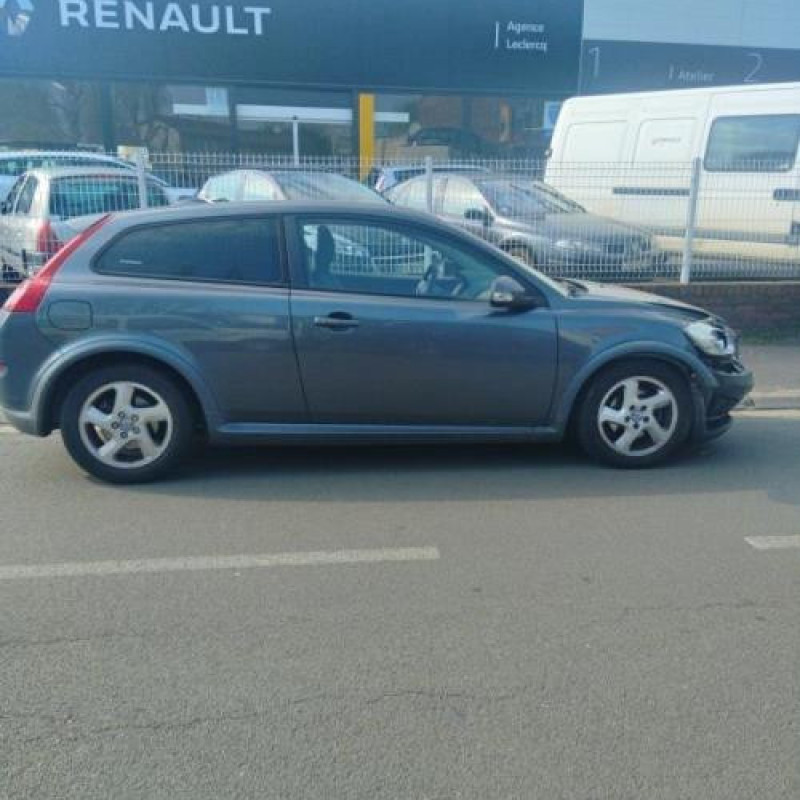 Pare boue arriere droit VOLVO C 30 Photo n°8