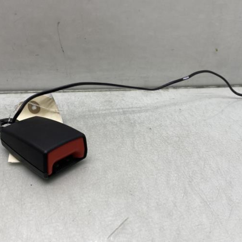 Attache ceinture arriere droit AUDI TT 3 Photo n°1