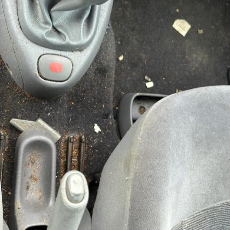 Pompe à carburant RENAULT CLIO 2 Photo n°18