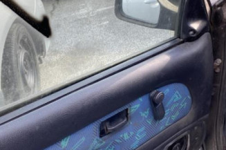 Leve vitre mecanique avant droit PEUGEOT 106