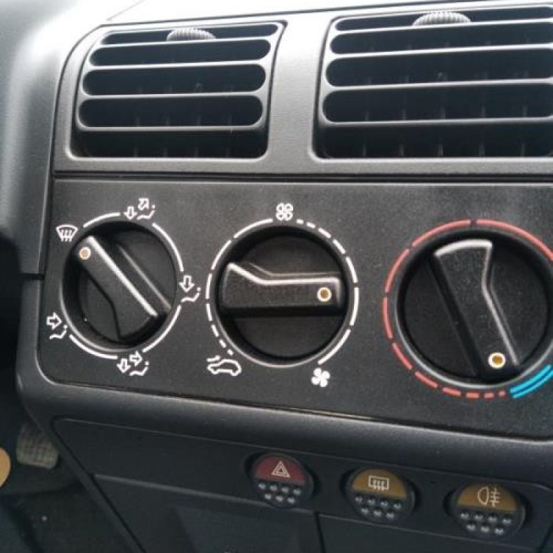 Commande degivrage lunette arriere PEUGEOT 205 Photo n°12