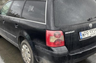 Vitre avant droit VOLKSWAGEN PASSAT 4