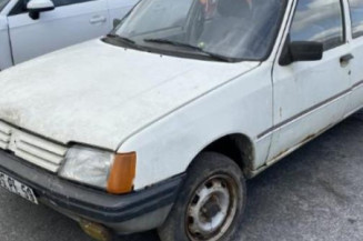 Serrure avant droit PEUGEOT 205