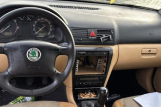 Serrure avant droit SKODA OCTAVIA 1