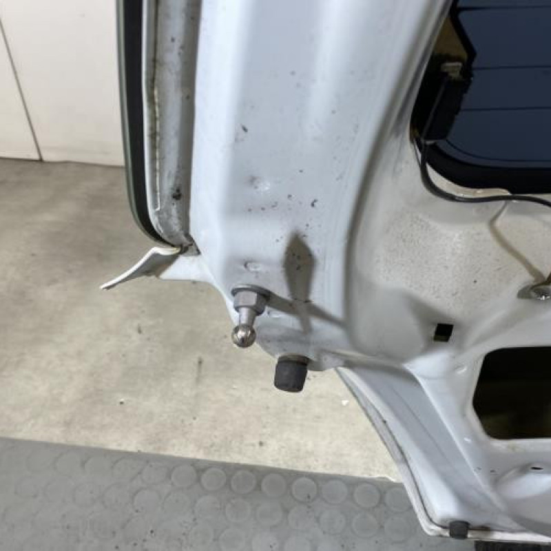 Malle/Hayon arriere SUZUKI SWIFT 3 Photo n°9