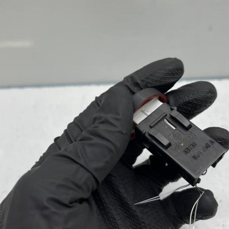 Bouton de warning RENAULT CLIO 2 CAMPUS Photo n°3