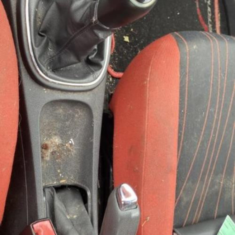 Porte fusible OPEL CORSA D Photo n°16