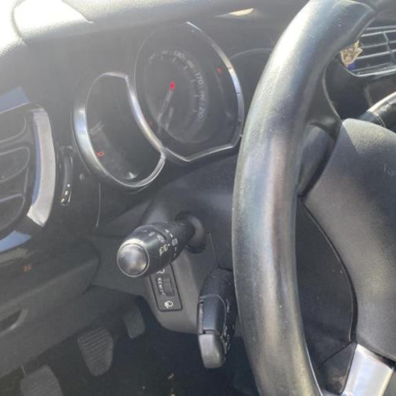 Bouton de warning CITROEN DS3 Photo n°16
