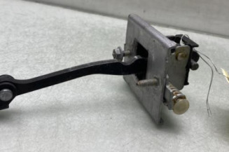 Arret de porte avant droit PEUGEOT 3008 1