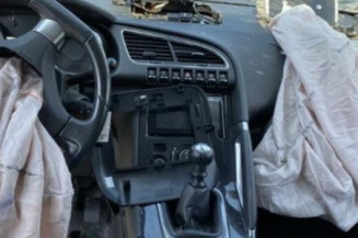 Arret de porte avant droit PEUGEOT 3008 1