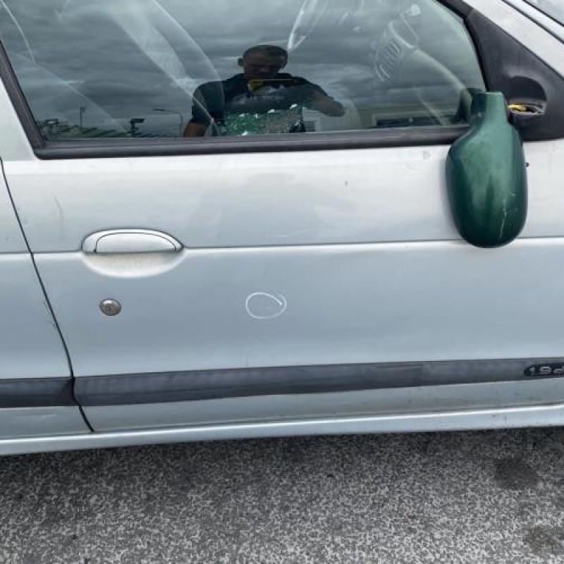 Moteur essuie glace arriere RENAULT MEGANE 1 Photo n°10