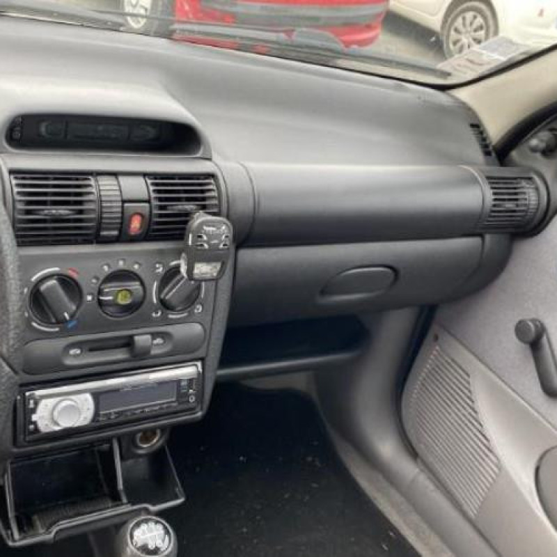 Feu arriere principal gauche (feux) OPEL CORSA B Photo n°19