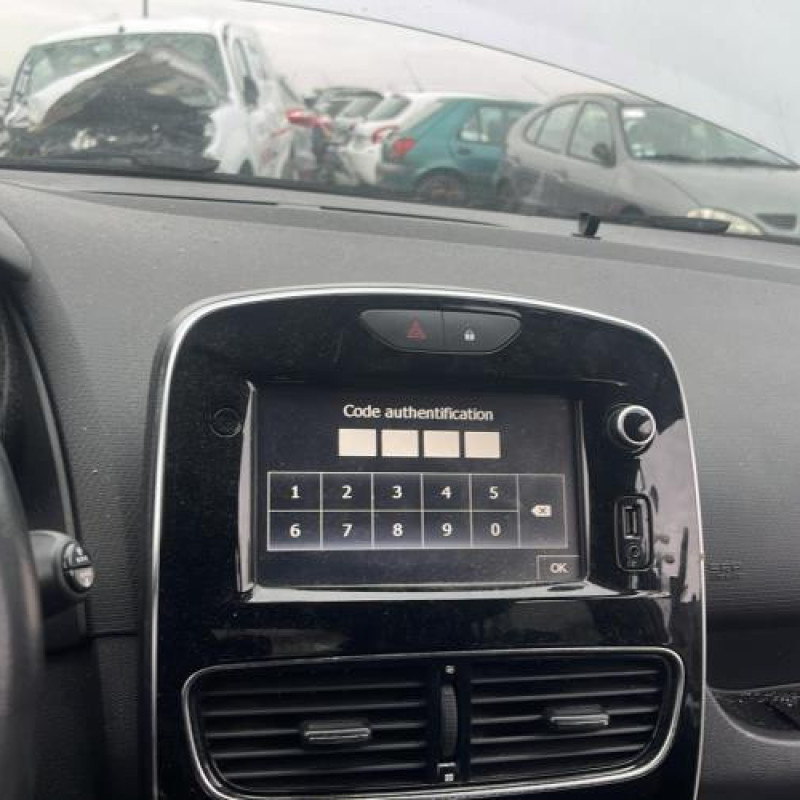 Attache ceinture avant droit RENAULT CLIO 4 Photo n°10