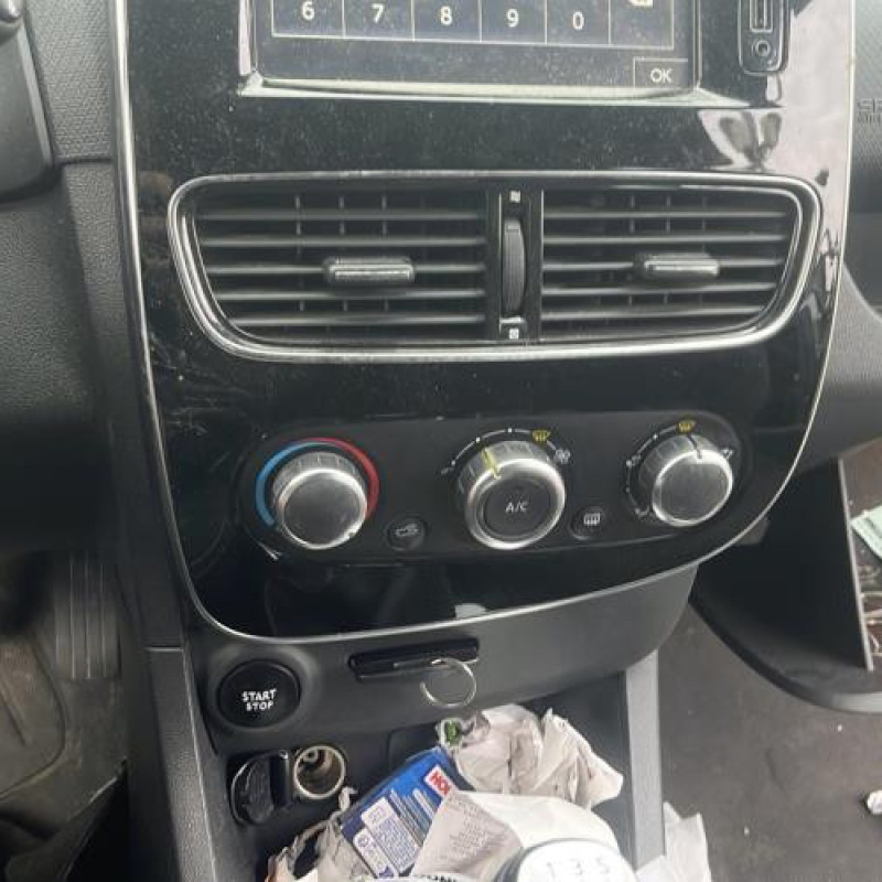 Attache ceinture avant droit RENAULT CLIO 4 Photo n°11