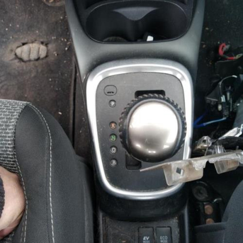 Serrure avant droit TOYOTA YARIS 3 Photo n°12