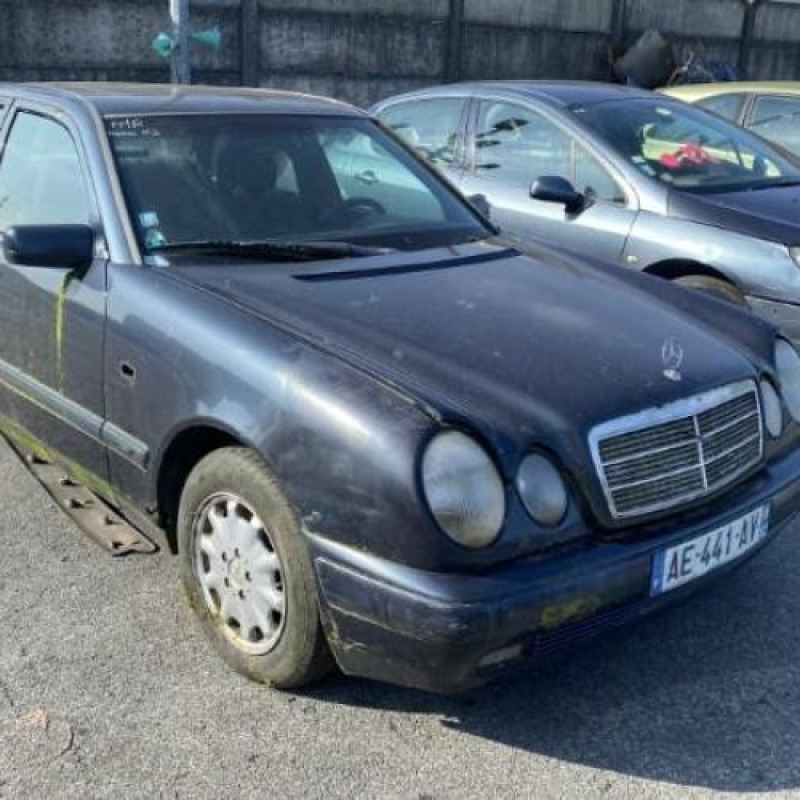 Feu arriere principal droit (feux) MERCEDES CLASSE E 210 Photo n°4