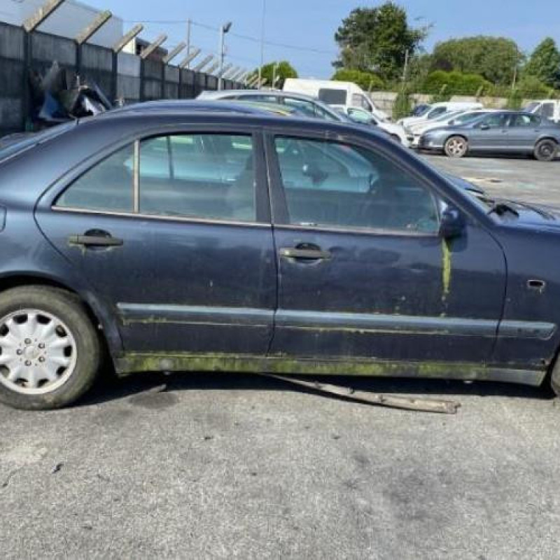 Feu arriere principal droit (feux) MERCEDES CLASSE E 210 Photo n°9