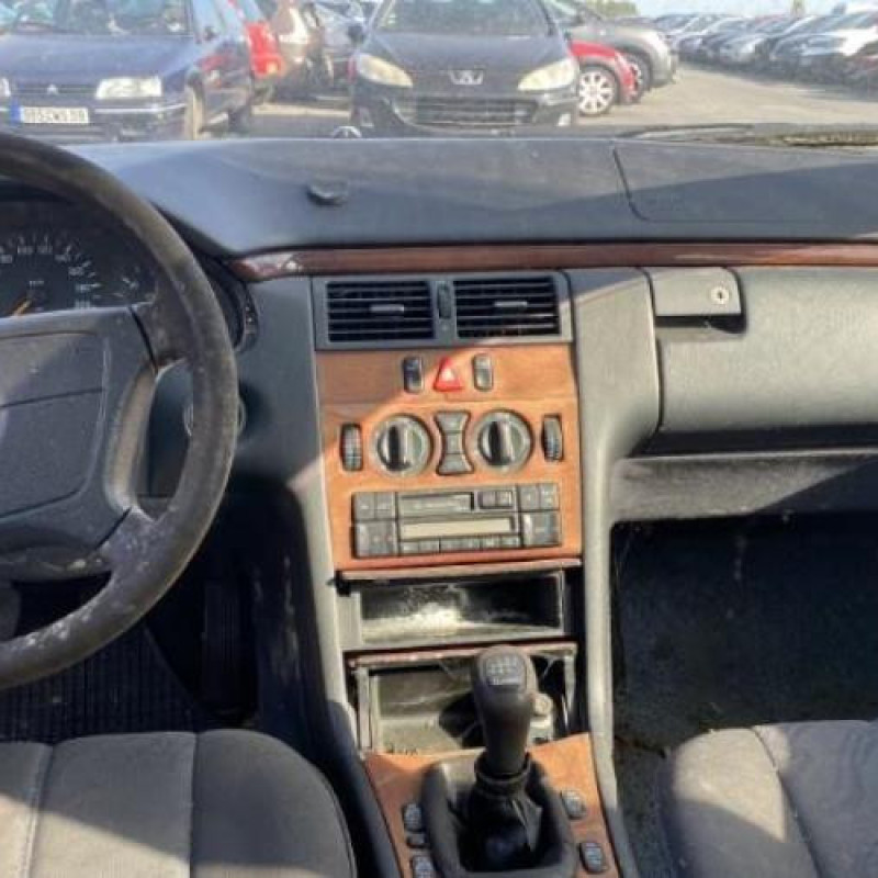 Feu arriere principal droit (feux) MERCEDES CLASSE E 210 Photo n°14