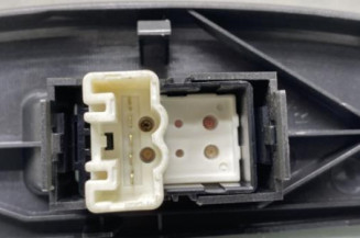 Interrupteur de leve vitre avant droit TOYOTA YARIS 1