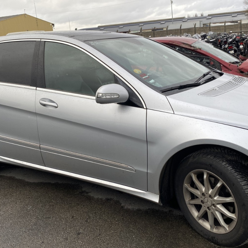 MERCEDES CLASSE R 251 PHASE 1 BREAK 320 3.0 CDI - 24V V6 TURBO 4-MATIC 4X4 Photo n°9