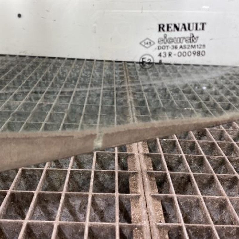 Vitre avant gauche RENAULT CLIO 2 Photo n°3