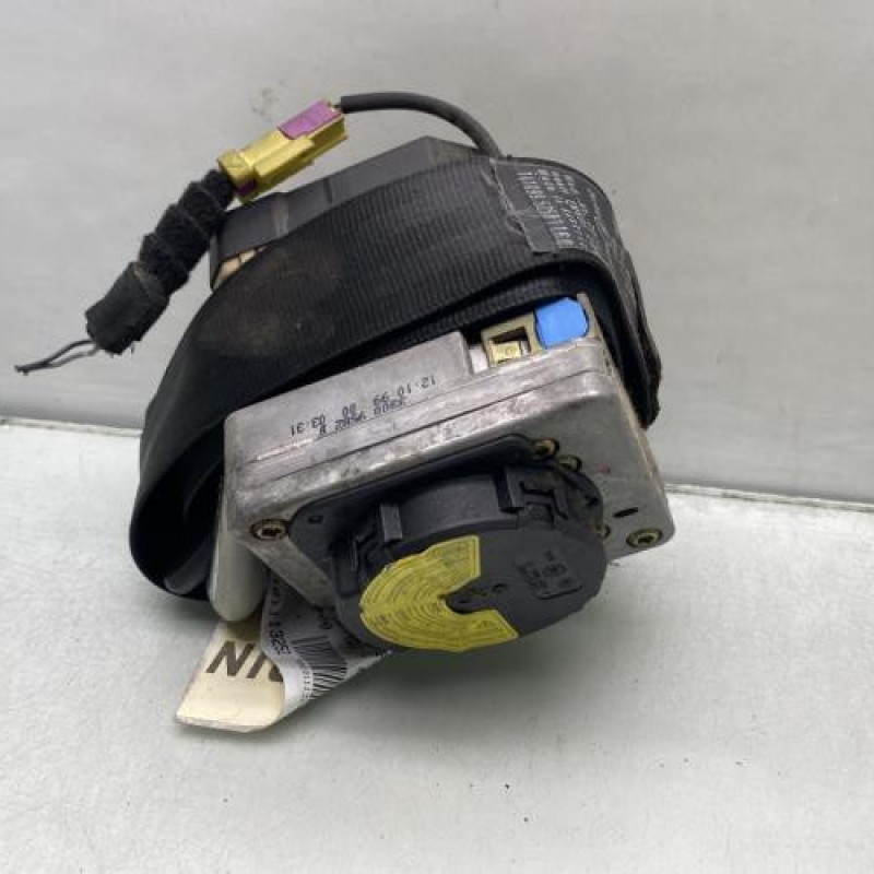 Pretensionneur de ceinture avant droit VOLKSWAGEN GOLF 4 Photo n°2