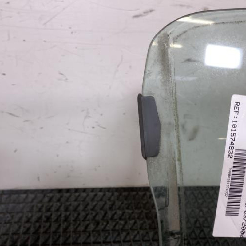 Vitre arriere droit PEUGEOT 106 Photo n°4