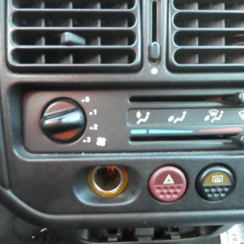 Vitre arriere droit PEUGEOT 106 Photo n°16