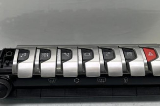 Bouton de warning PEUGEOT 5008 2 Photo n°1