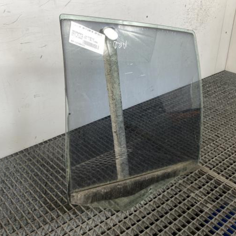 Vitre arriere droit VOLKSWAGEN GOLF 4 Photo n°3