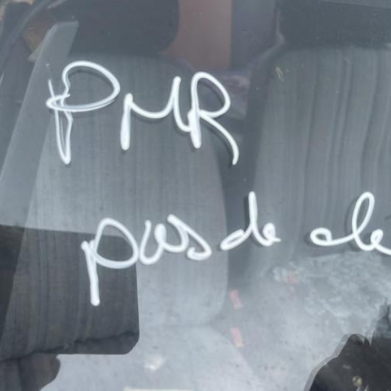 Vitre avant droit PEUGEOT 205 Photo n°12