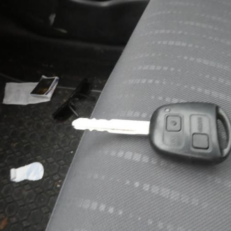 Serrure avant droit TOYOTA YARIS 2 Photo n°10