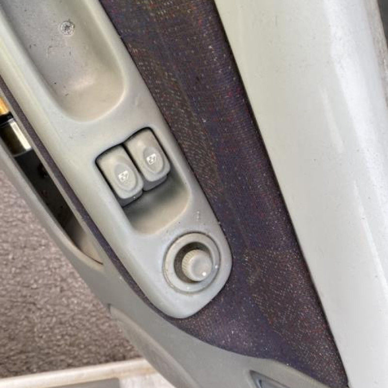 Leve vitre electrique avant gauche RENAULT TWINGO 1 Photo n°13