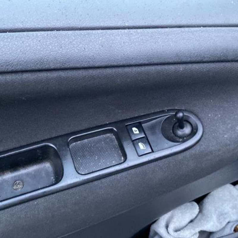 Leve vitre electrique avant droit PEUGEOT 207 Photo n°16