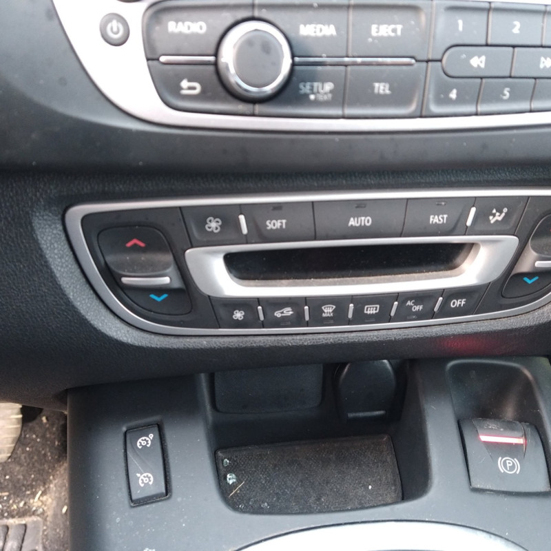 RENAULT SCENIC 3 PHASE 3 1.2i - 16V TURBO TCE 115 Photo n°9