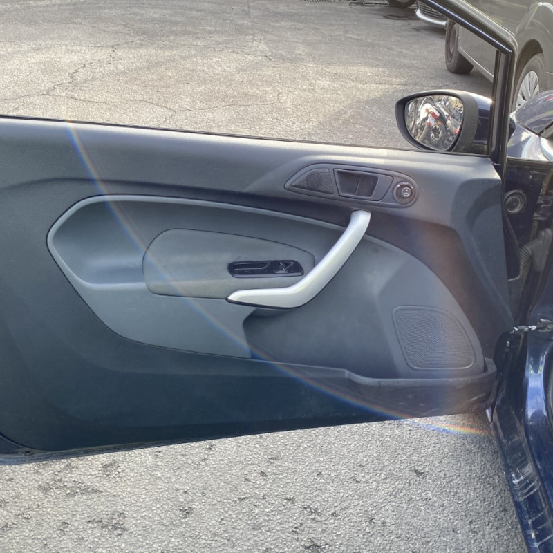 FORD FIESTA 6 PHASE 1 1.6 TI - 16V Photo n°9