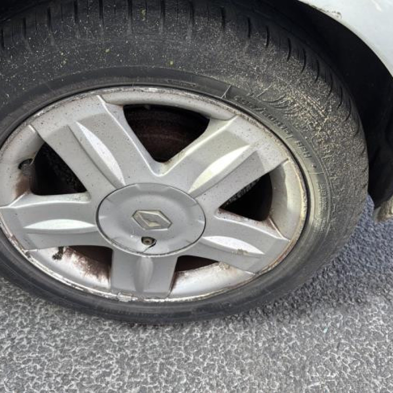 Vitre avant gauche RENAULT CLIO 2 CAMPUS Photo n°16