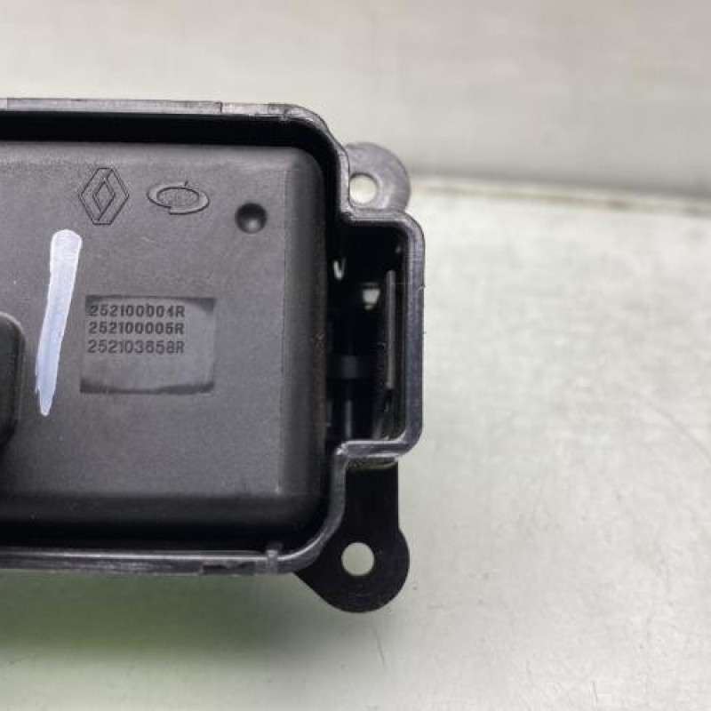 Bouton de warning RENAULT LATITUDE Photo n°4