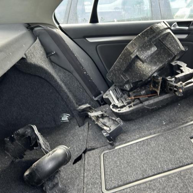 Attache ceinture avant droit VOLKSWAGEN JETTA 3 Photo n°7