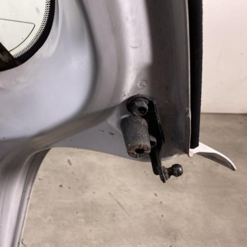 Malle/Hayon arriere TOYOTA YARIS 1 Photo n°8