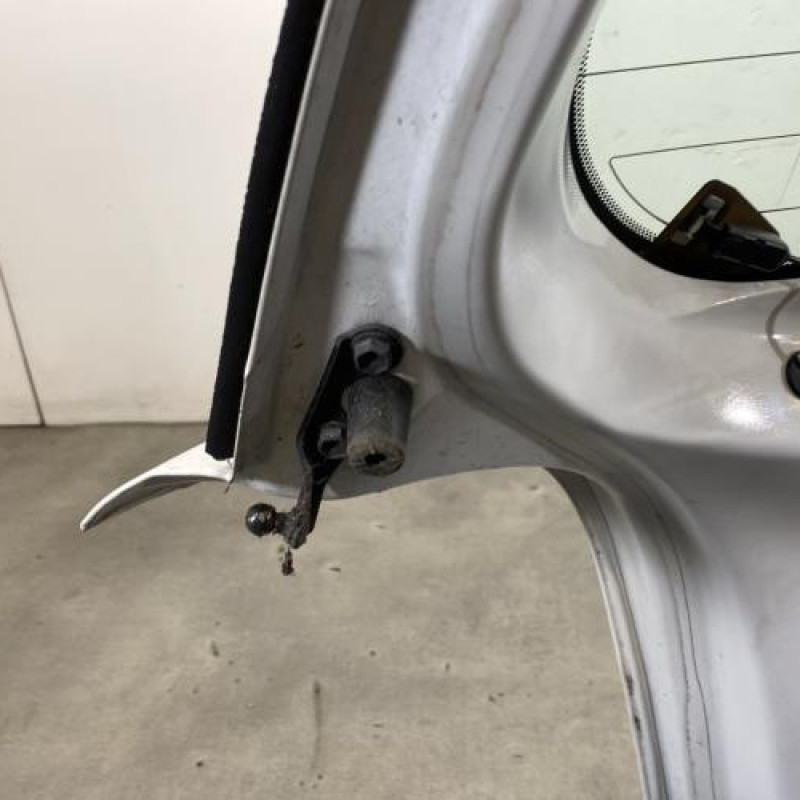 Malle/Hayon arriere TOYOTA YARIS 1 Photo n°9