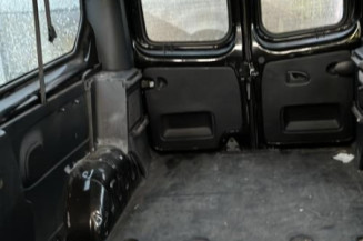 Pare boue arriere droit RENAULT TRAFIC 3