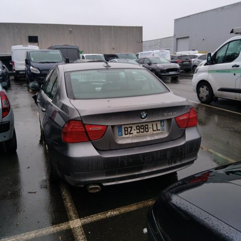 BMW SERIE 3 E90 PHASE 2 318d 2.0D - 16V TURBO Photo n°3