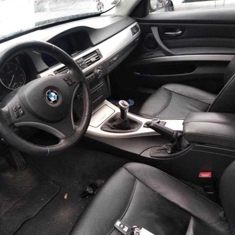BMW SERIE 3 E90 PHASE 2 318d 2.0D - 16V TURBO Photo n°6