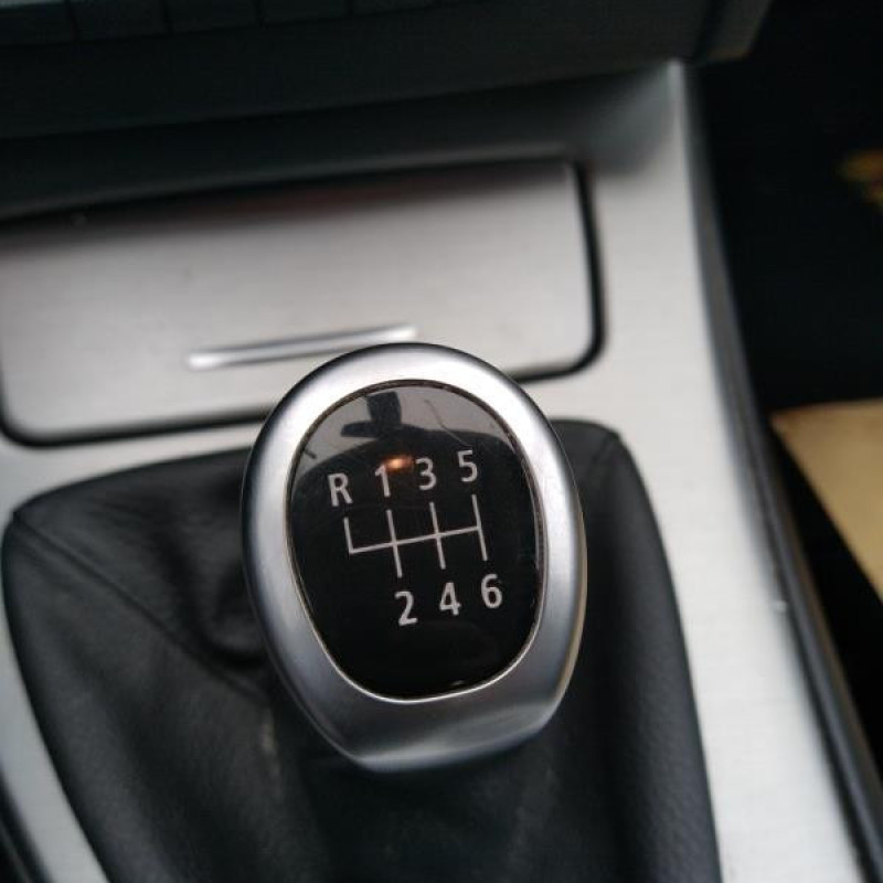 BMW SERIE 3 E90 PHASE 2 318d 2.0D - 16V TURBO Photo n°7