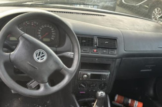 Pretensionneur de ceinture avant gauche VOLKSWAGEN GOLF 4
