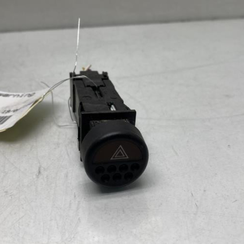 Bouton de warning PEUGEOT 106 Photo n°1