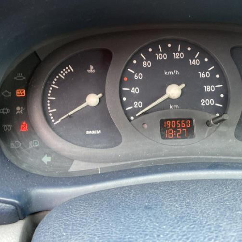 Calandre RENAULT CLIO 2 Photo n°8