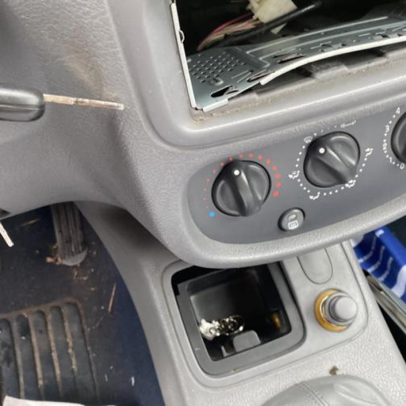 Calandre RENAULT CLIO 2 Photo n°9